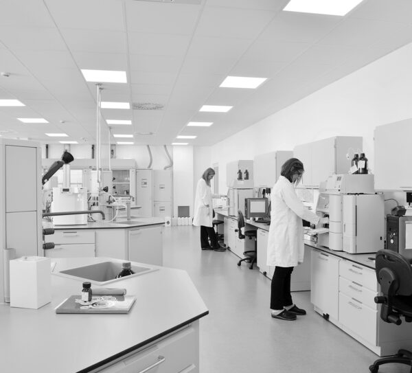 scientists-working-on-graphene-lab-3 scientists-working-on-graphene-lab-3